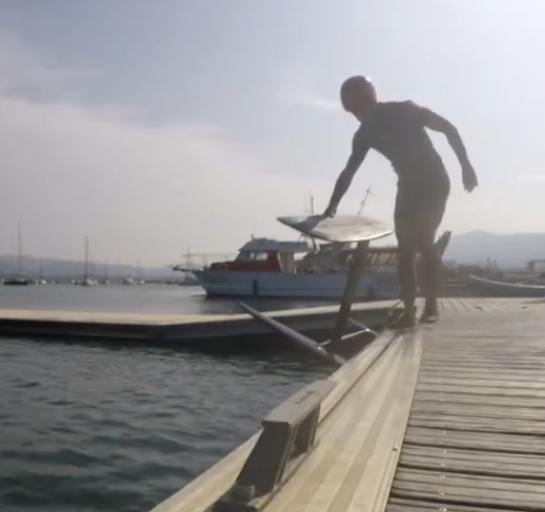 Drop start holding the board with one hand - Pump Foil tutorial